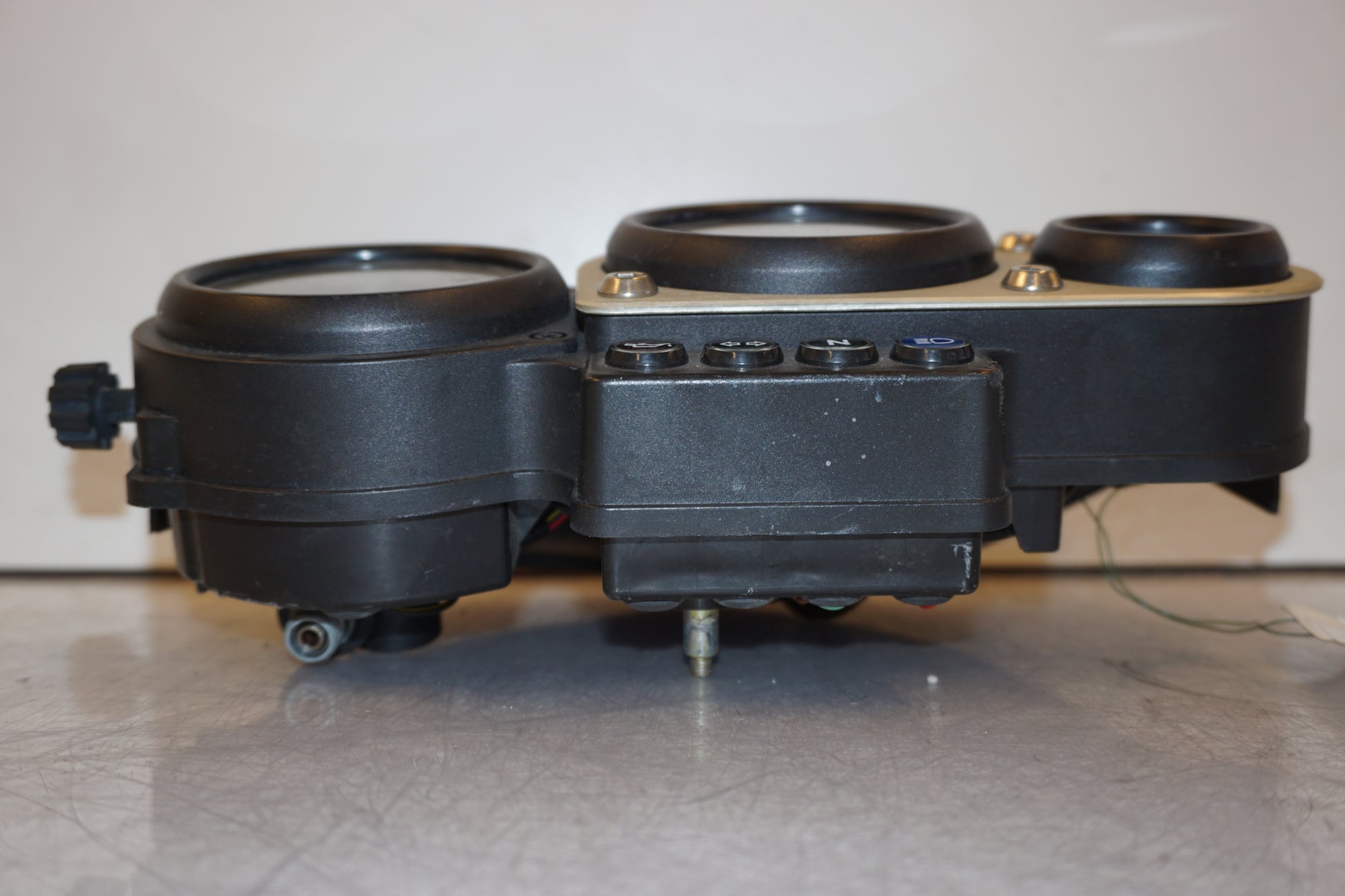 Baksidan på Instrumentpanel från en Kawasaki ZX-7R -1997 motorcykel.