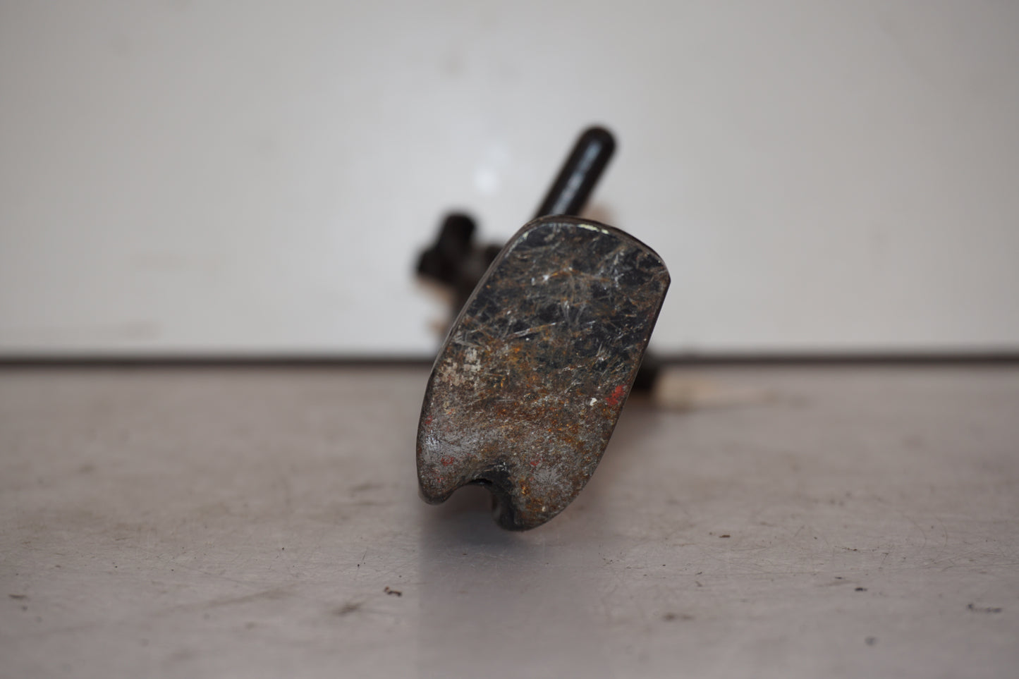 Baksidan på Sidostöd från en Yamaha FZ-1 N -2009 motorcykel.