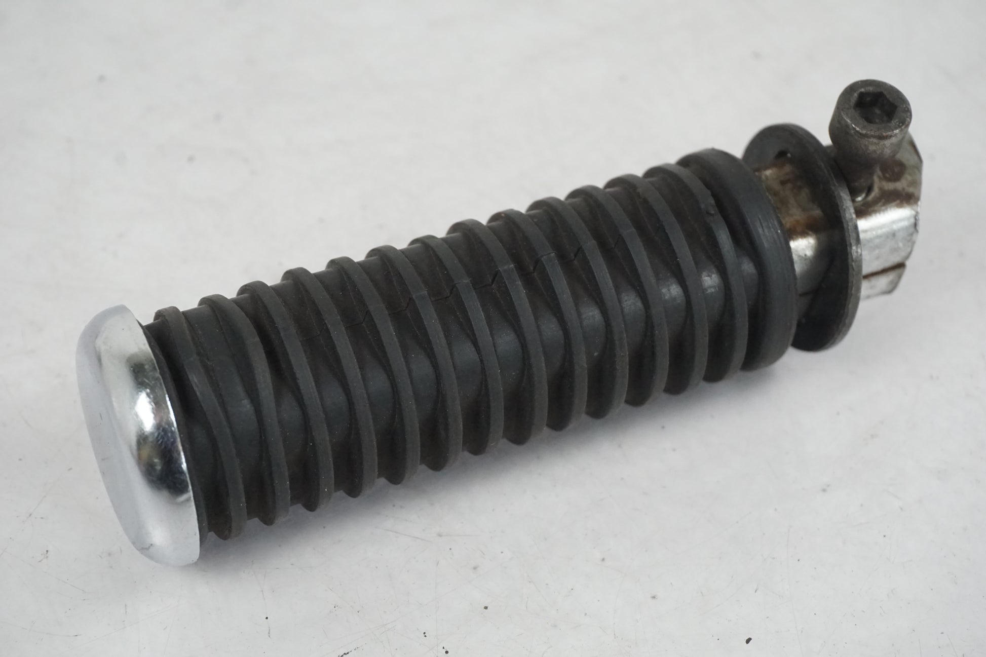 Baksidan på Fotpinne från en Honda VT 600 C -1994 motorcykel.