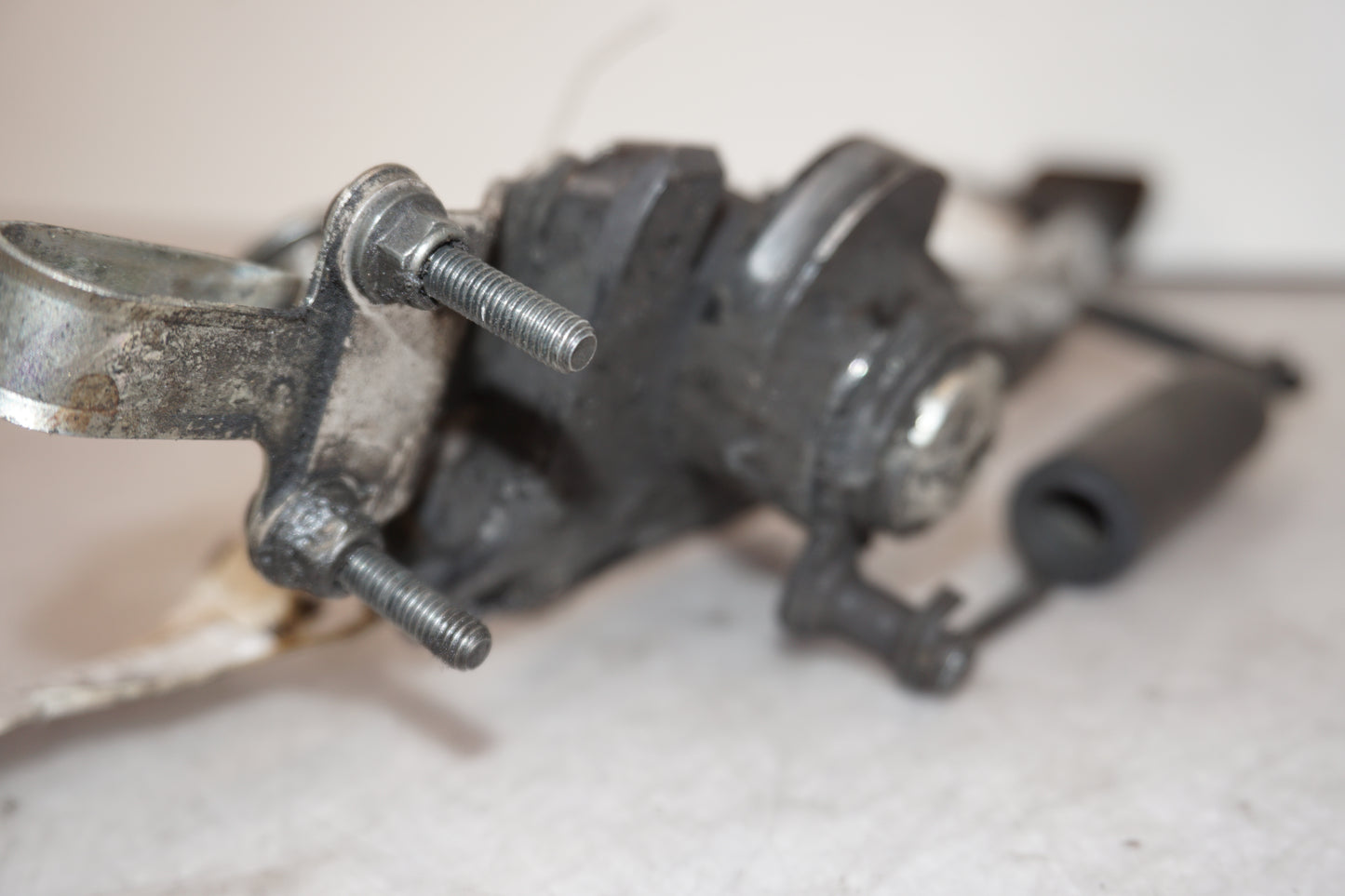 Snett uppifrån på Sidostöd från en Yamaha YZF 1000 R1 -2010 motorcykel.