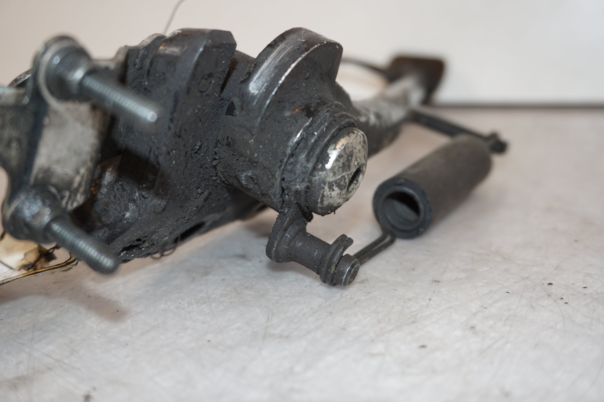 Snett nerifrån på Sidostöd från en Yamaha YZF 1000 R1 -2010 motorcykel.