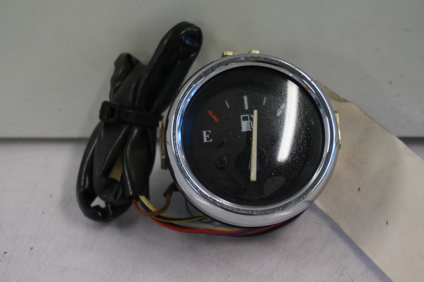 Framsidan på Bensintankmätare från en Kawasaki VN 1500 -1994 motorcykel.