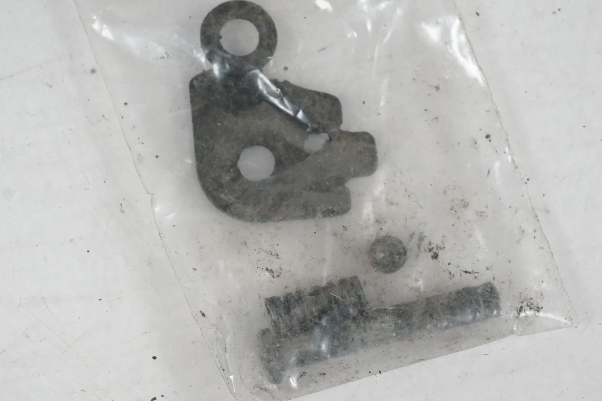 Baksidan på <p>Fotpinne vänster bak från Honda VFR 750 F 1990.</p>

<p>Okej skick.</p> motorcykel.