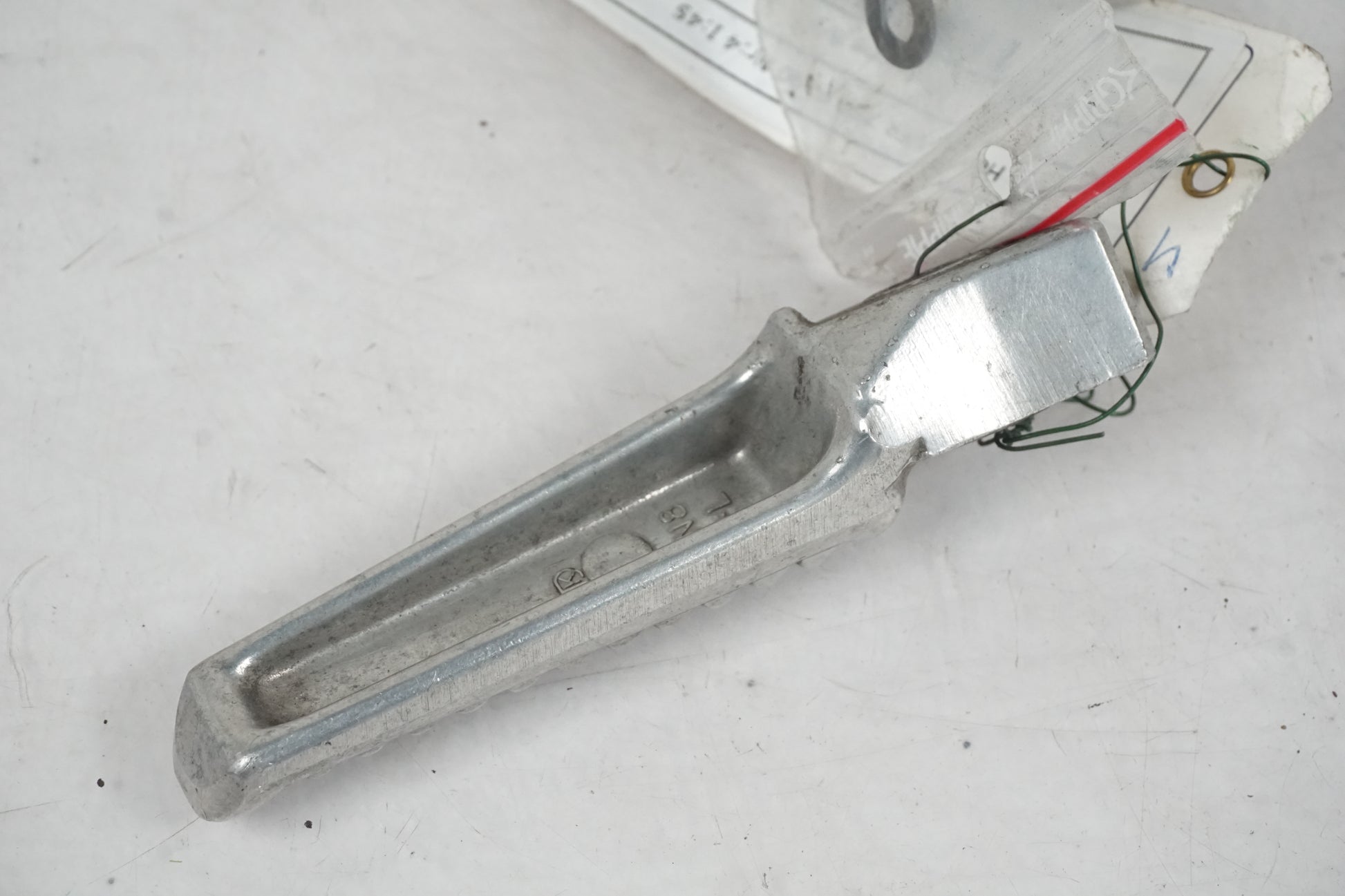 Höger sida på <p>Fotpinne vänster bak från Honda VFR 750 F 1990.</p>

<p>Okej skick.</p> motorcykel.