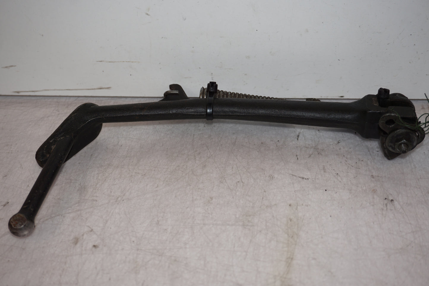 Framsidan på Sidostöd från en Yamaha V-MAX 1200 -1997 motorcykel.