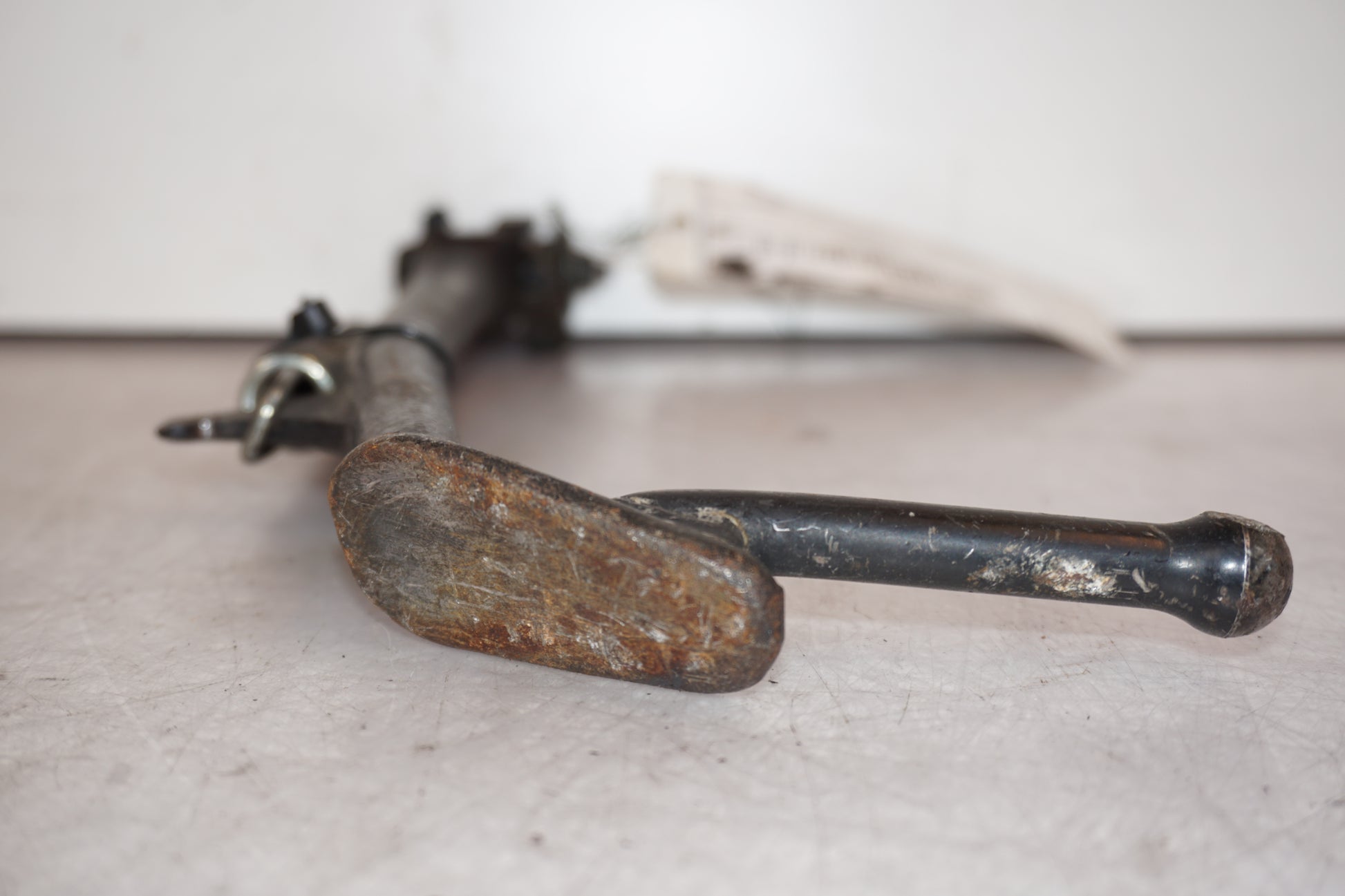 Baksidan på Sidostöd från en Yamaha V-MAX 1200 -1997 motorcykel.