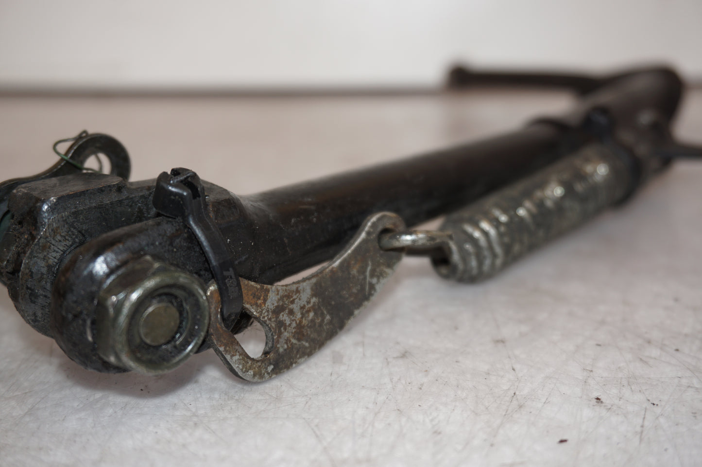 Vänster sida på Sidostöd från en Yamaha V-MAX 1200 -1997 motorcykel.