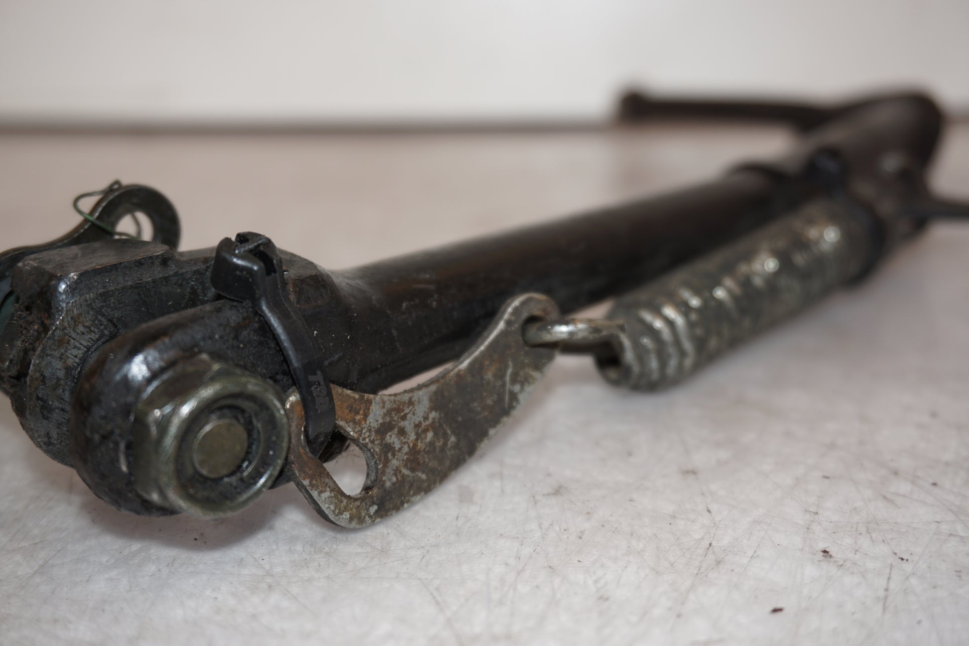 Vänster sida på Sidostöd från en Yamaha V-MAX 1200 -1997 motorcykel.