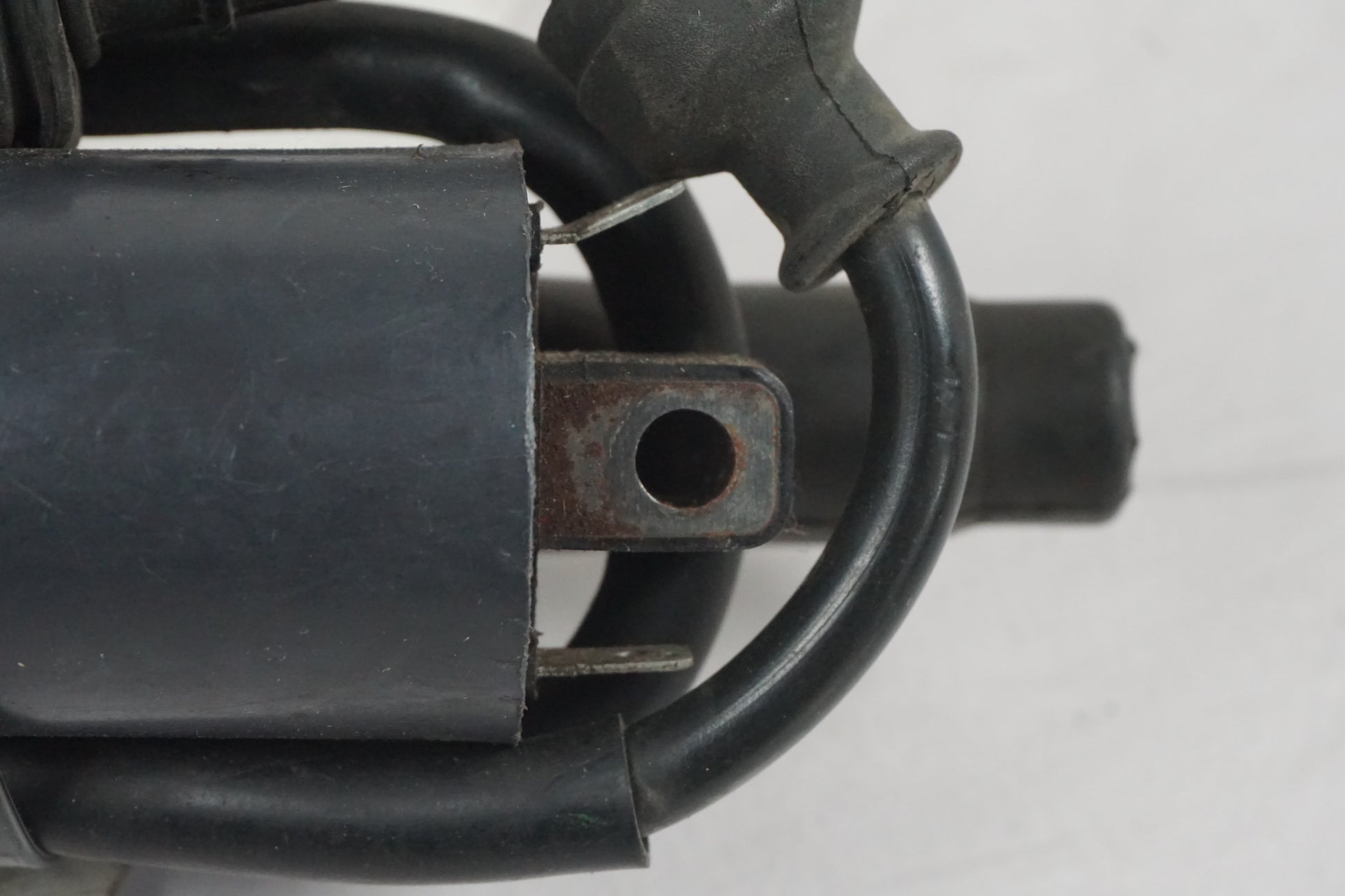 Vänster sida på Tändspole från en Suzuki GSX-R 750 -1997 motorcykel.