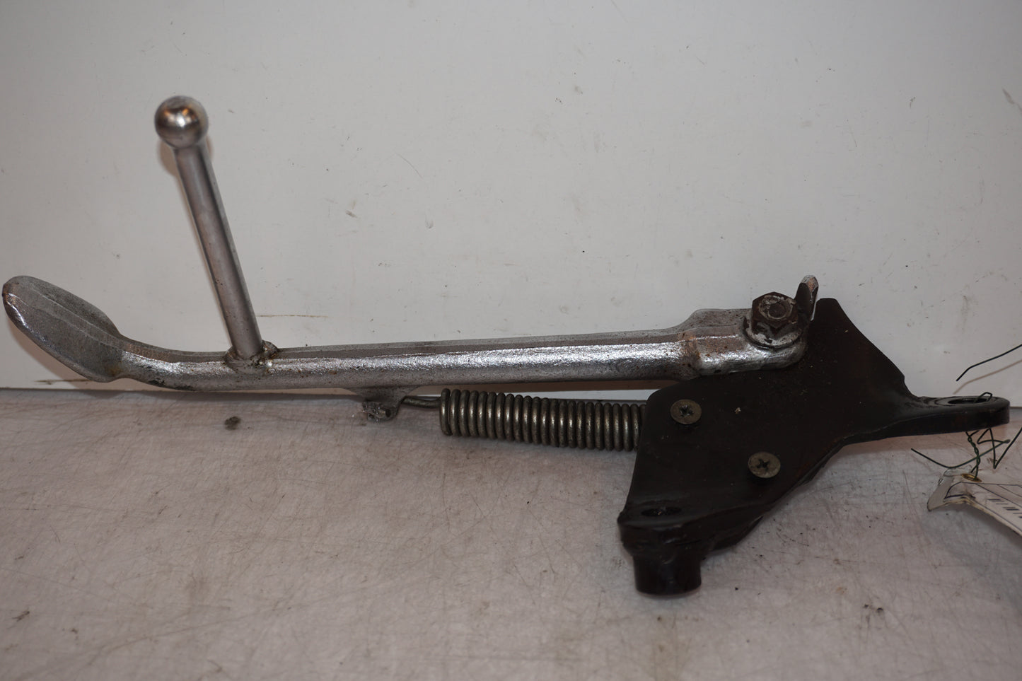 Framsidan på Sidostöd från en Yamaha XV 1100 -1998 motorcykel.