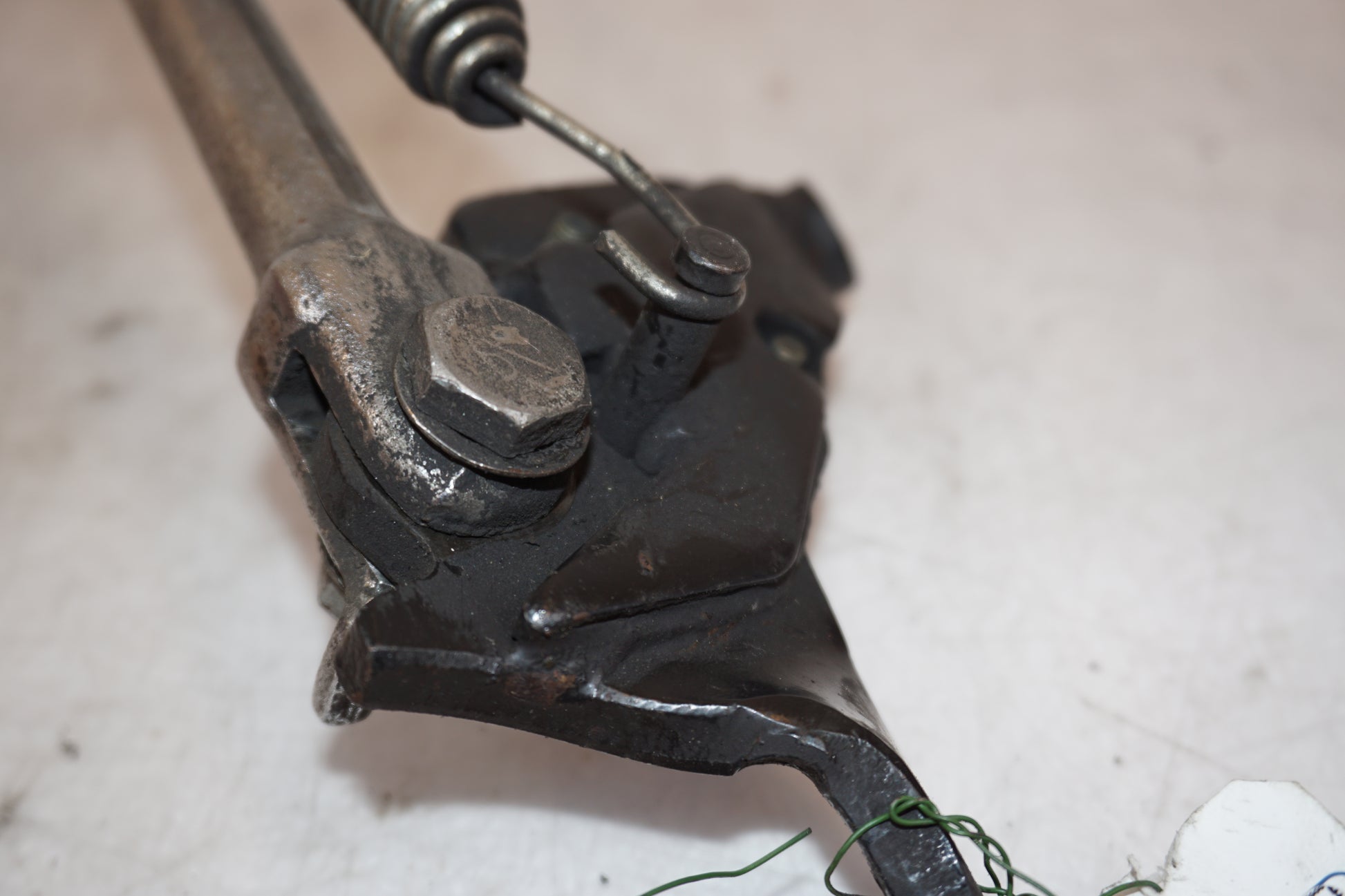 Snett nerifrån på Sidostöd från en Yamaha XV 1100 -1998 motorcykel.