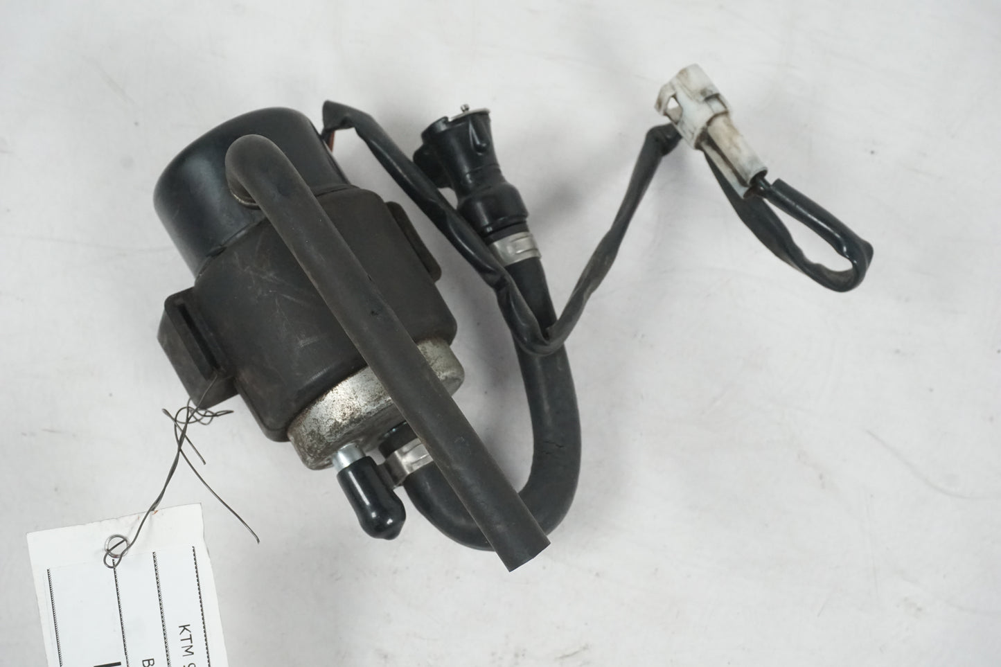 Framsidan på Bensinpump förgasare från en KTM 950 SM -2006 motorcykel.