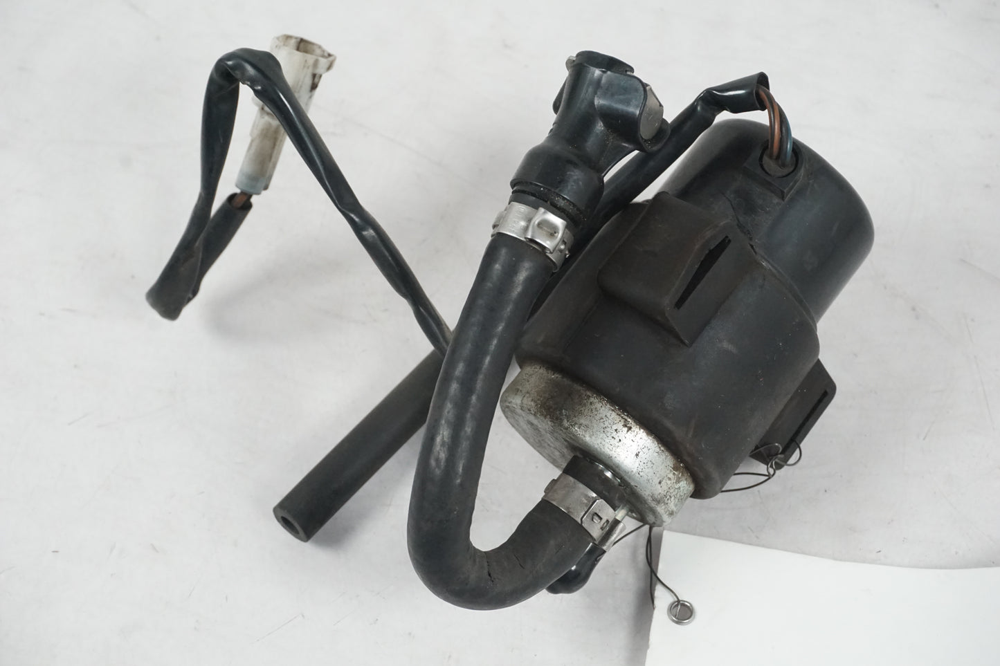 Vänster sida på Bensinpump förgasare från en KTM 950 SM -2006 motorcykel.