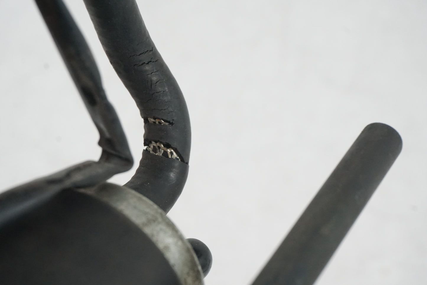 Snett uppifrån på Bensinpump förgasare från en KTM 950 SM -2006 motorcykel.