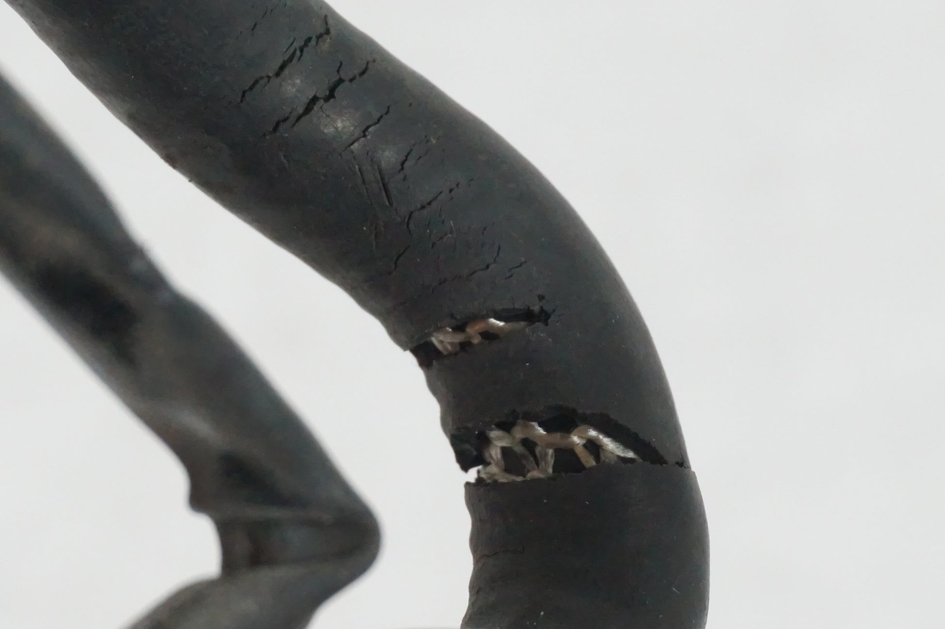 Snett nerifrån på Bensinpump förgasare från en KTM 950 SM -2006 motorcykel.