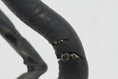 Snett nerifrån på Bensinpump förgasare från en KTM 950 SM -2006 motorcykel.