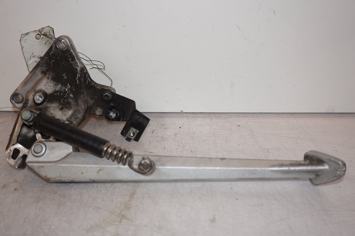 Vänster sida på Sidostöd från en KTM RC8 -2008 motorcykel.