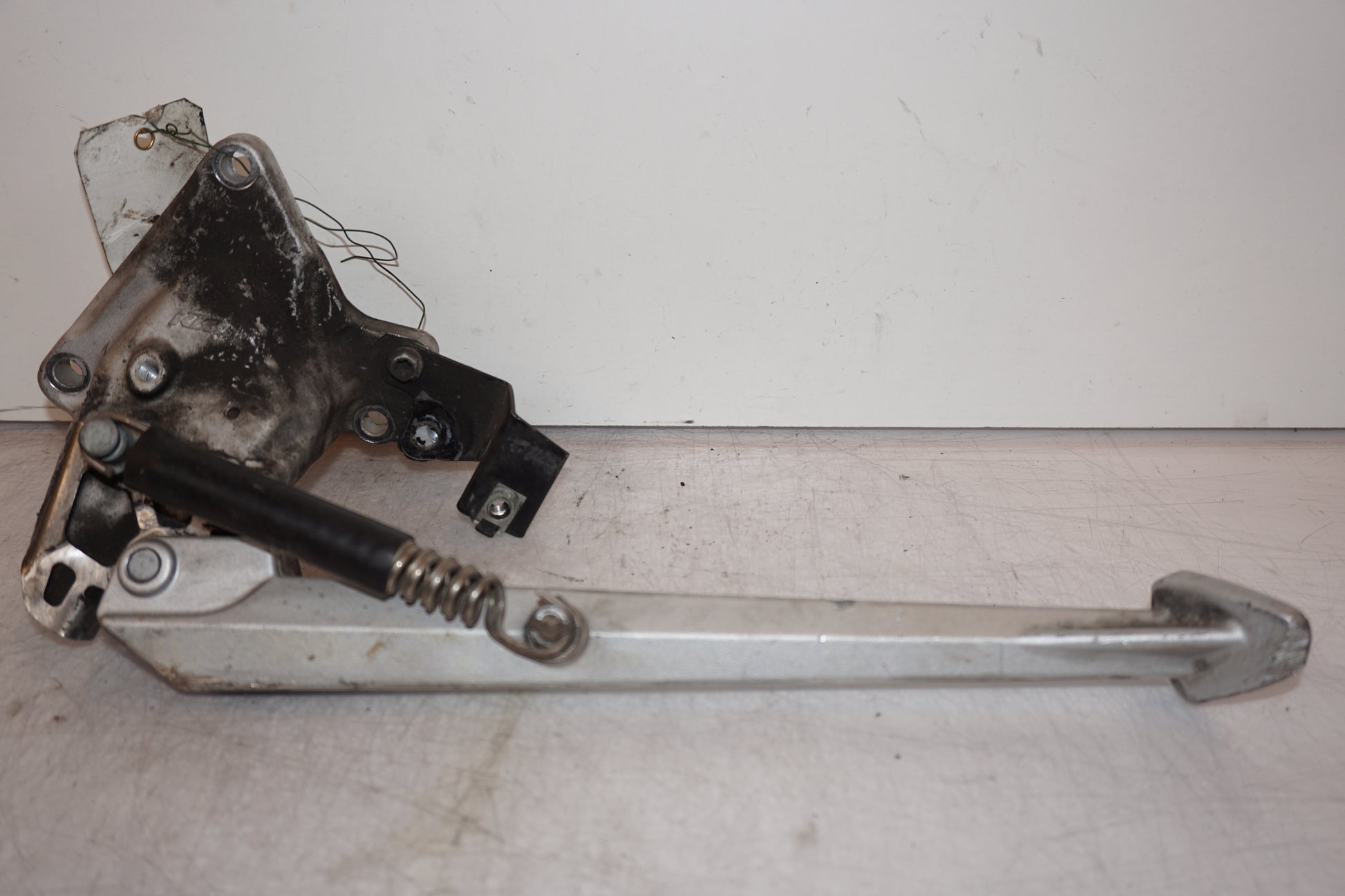 Vänster sida på Sidostöd från en KTM RC8 -2008 motorcykel.