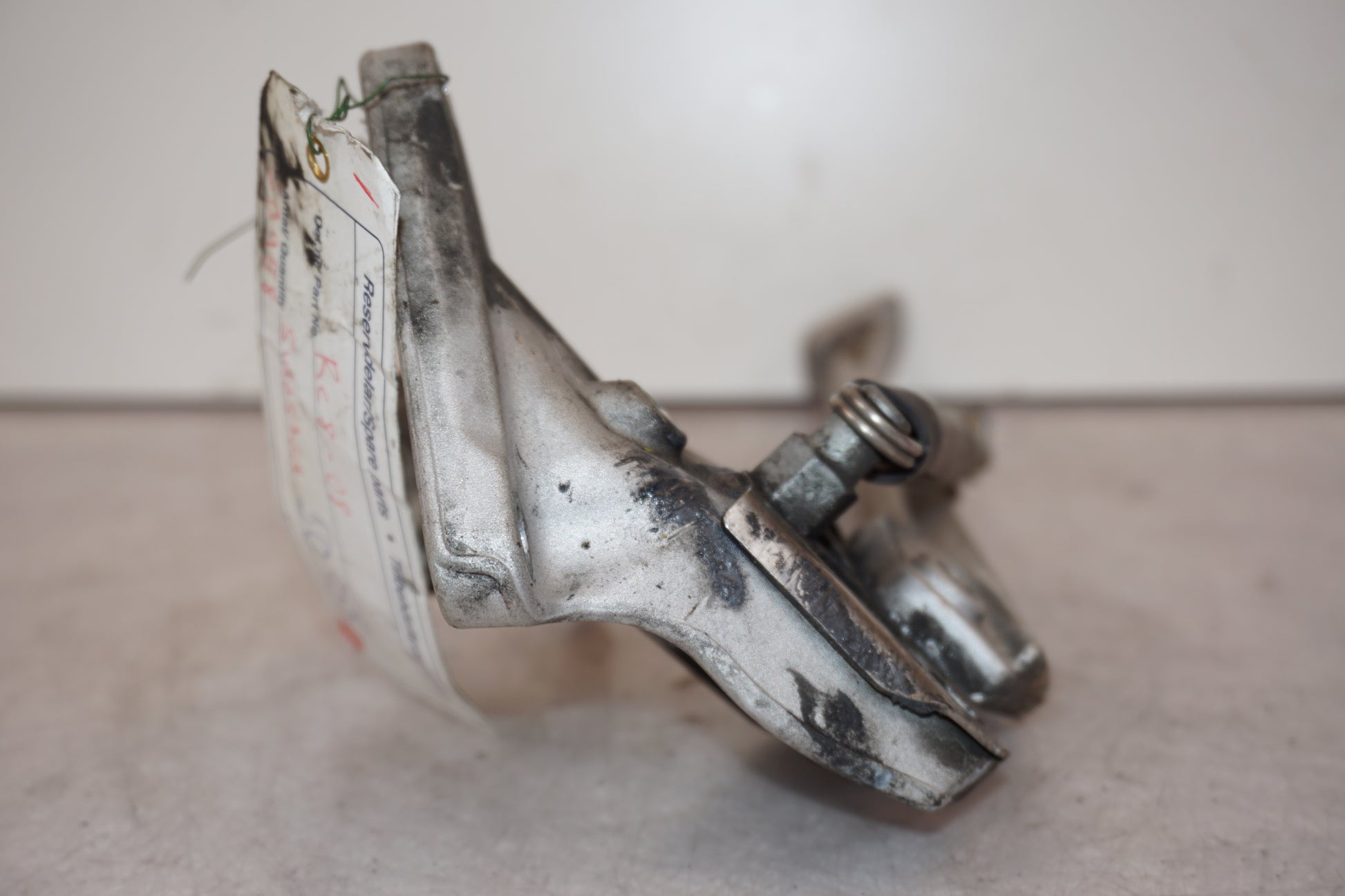 Snett nerifrån på Sidostöd från en KTM RC8 -2008 motorcykel.