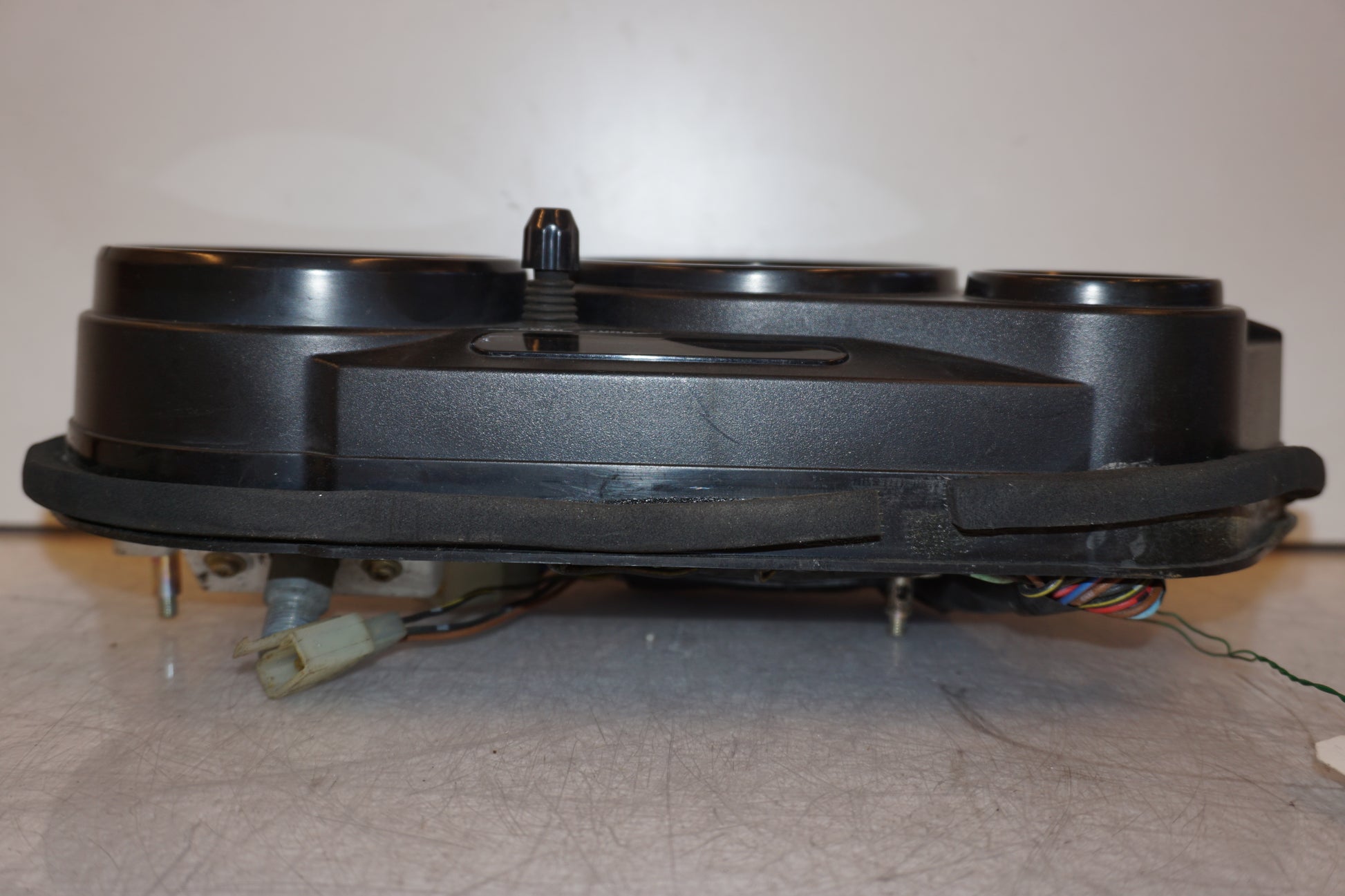 Baksidan på Instrumentpanel från en Kawasaki ZZR 1100 -1991 motorcykel.