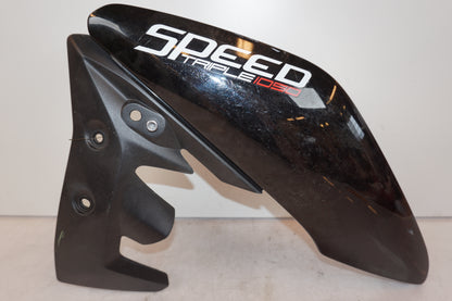 Framsidan på Kylarvinge från en Triumph Speed Triple -2011 motorcykel.