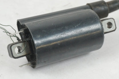 Baksidan på Tändspole från en Suzuki VZ 800 -1997 motorcykel.