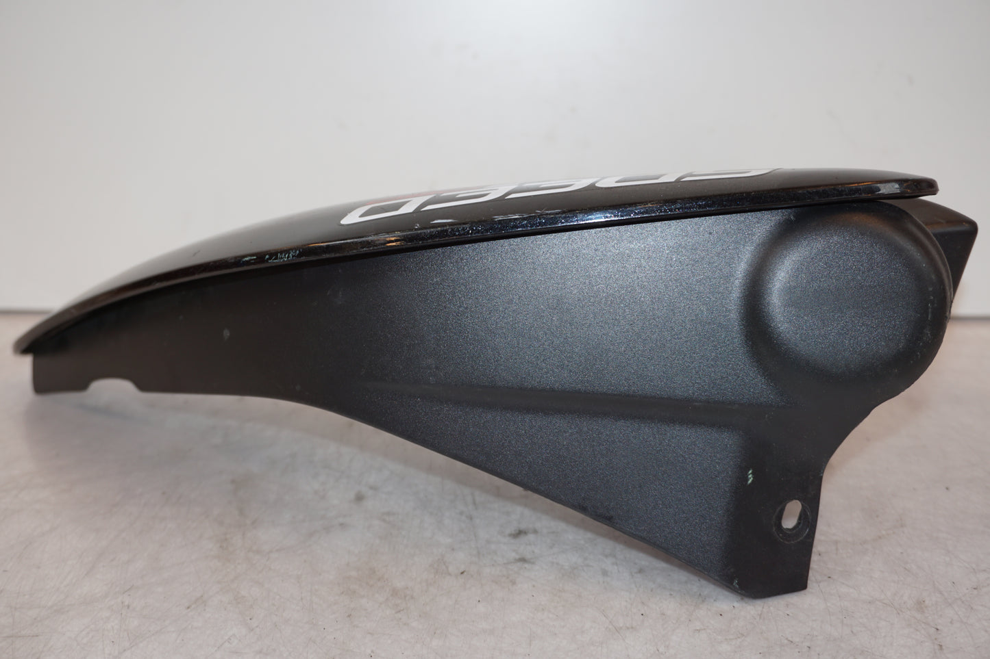 Vänster sida på Kylarvinge från en Triumph Speed Triple -2011 motorcykel.