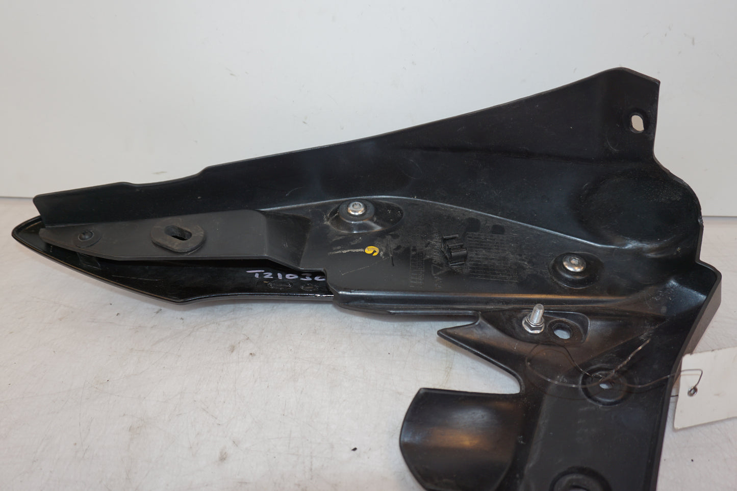 Snett nerifrån på Kylarvinge från en Triumph Speed Triple -2011 motorcykel.