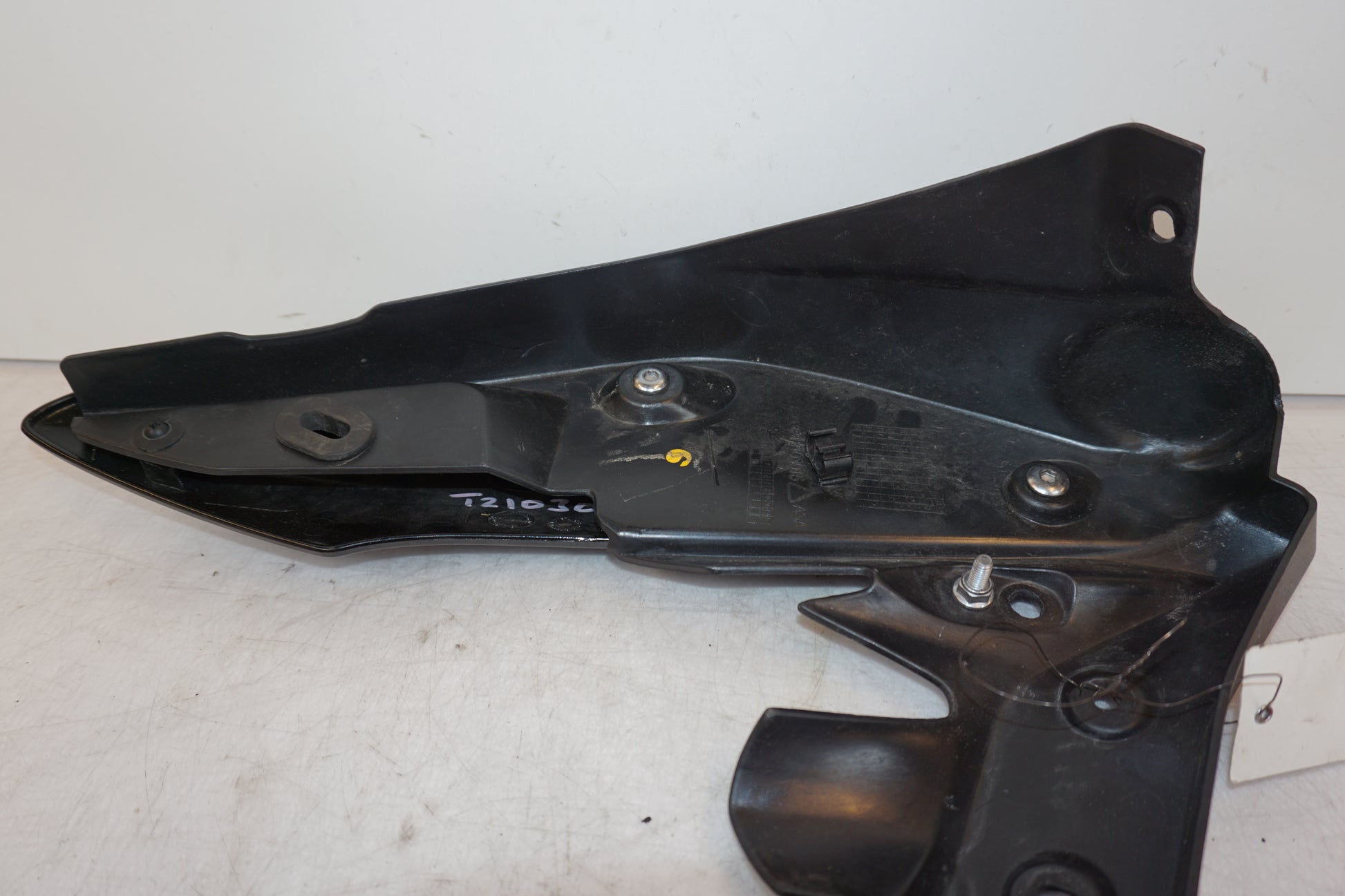 Snett nerifrån på Kylarvinge från en Triumph Speed Triple -2011 motorcykel.