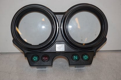 Framsidan på Instrumentfront från en Honda CB 600 Hornet -1998 motorcykel.