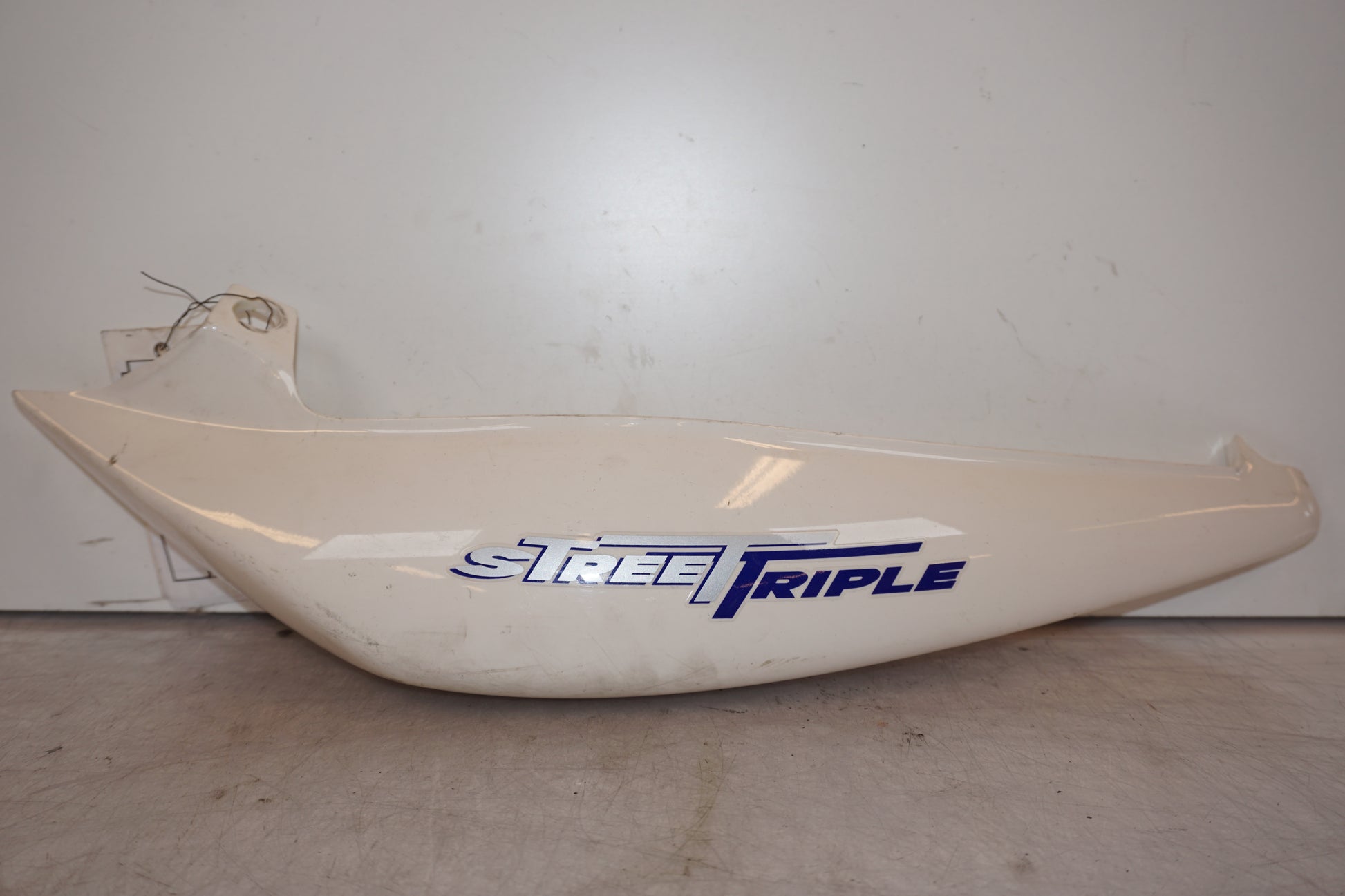 Framsidan på Bakvinge från en Triumph Street Triple -2009 motorcykel.