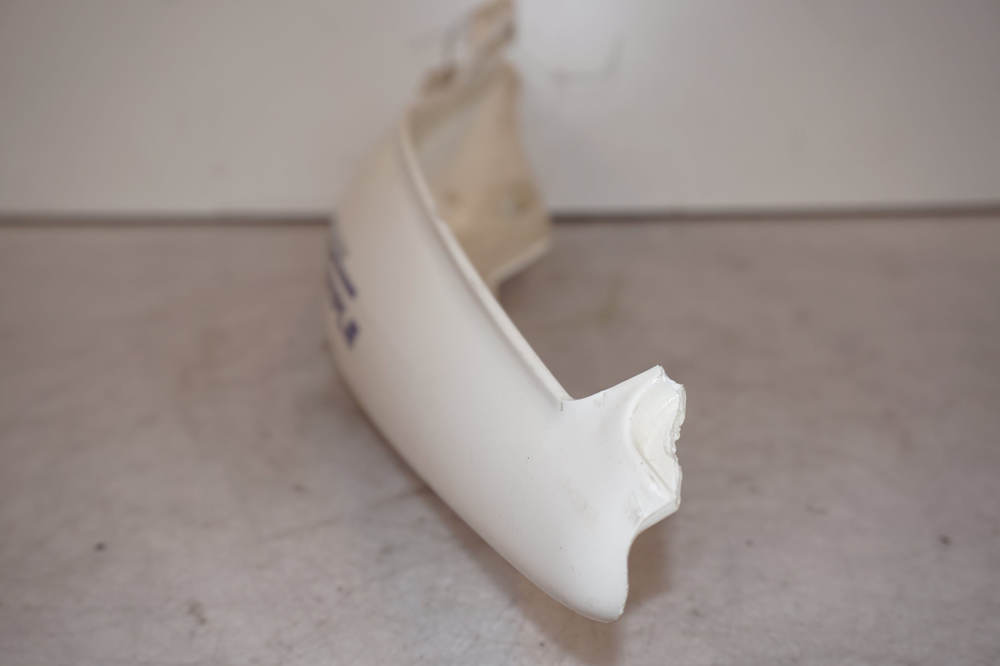 Vänster sida på Bakvinge från en Triumph Street Triple -2009 motorcykel.