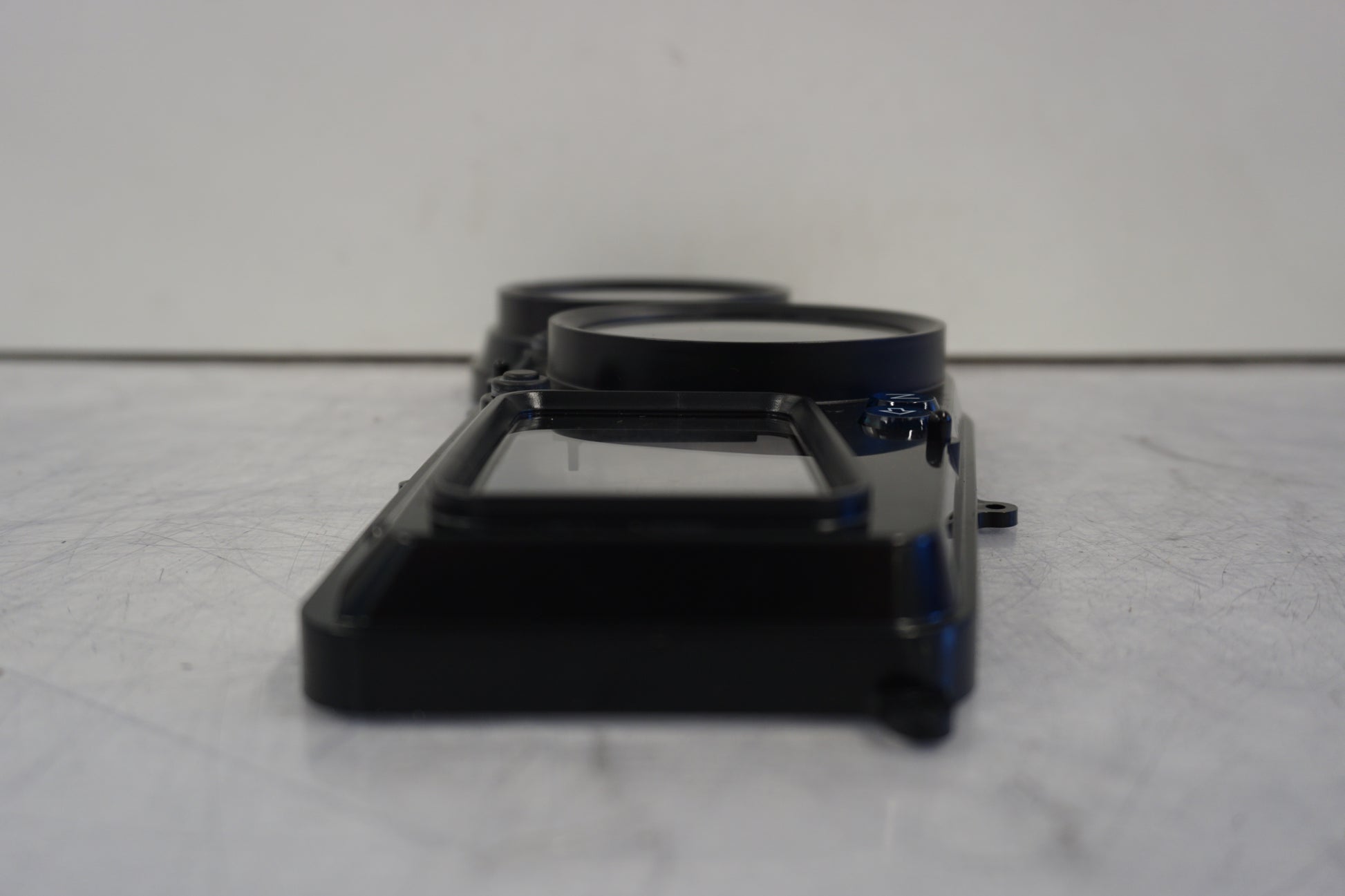 Snett uppifrån på Instrumentfront från en Kawasaki ZX-12R -2003 motorcykel.