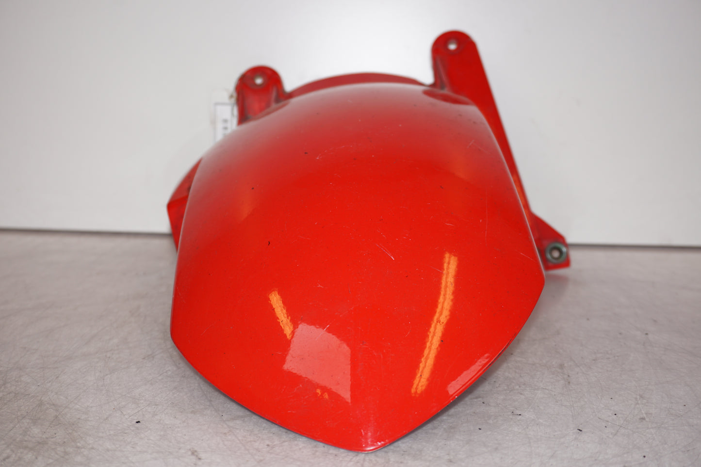 Snett uppifrån på Svingskärm från en Triumph Daytona 650 -2005 motorcykel.