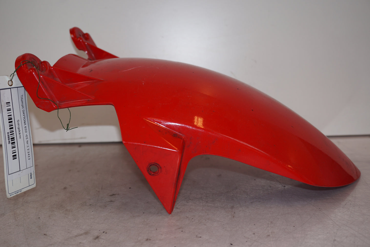 Snett nerifrån på Svingskärm från en Triumph Daytona 650 -2005 motorcykel.