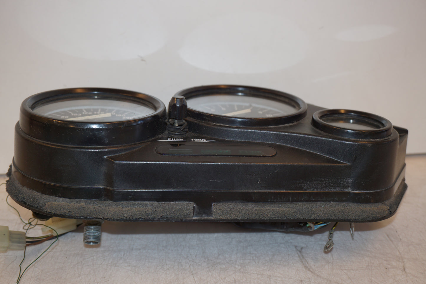 Baksidan på Instrumentpanel från en Kawasaki ZZR 1100 -1992 motorcykel.