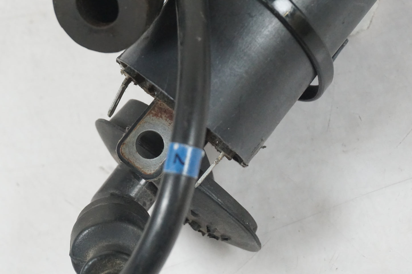 Höger sida på Tändspole från en Suzuki GSX 750 -2001 motorcykel.