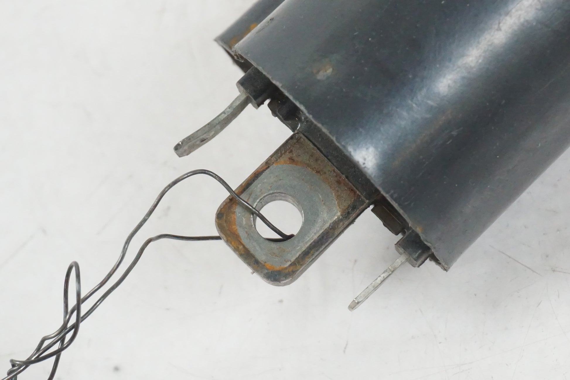 Baksidan på Tändspole från en Suzuki VZ 800 -1997 motorcykel.