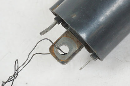 Baksidan på Tändspole från en Suzuki VZ 800 -1997 motorcykel.