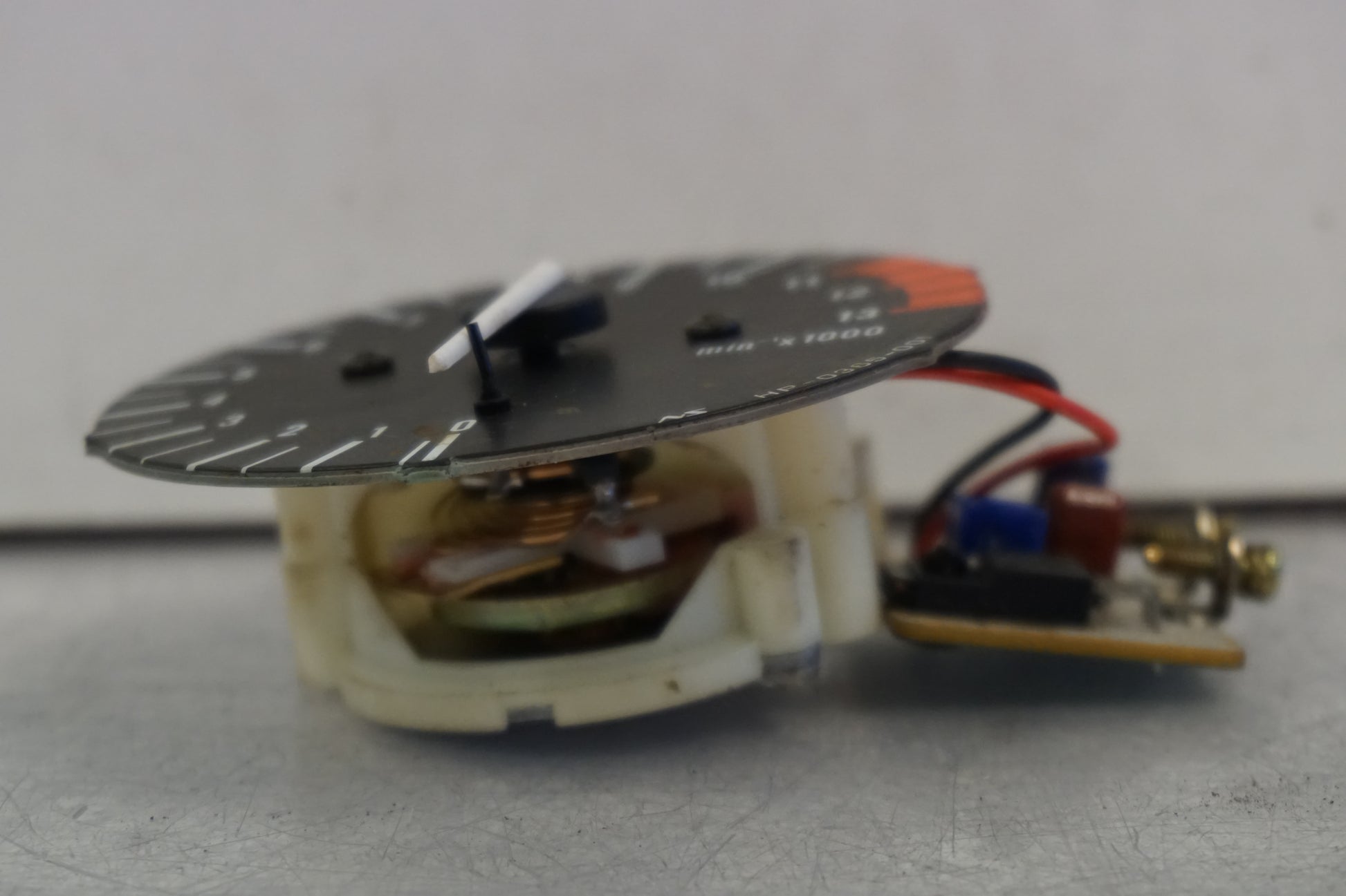 Baksidan på Varvräknare från en Honda CBR 900 RR -1997 motorcykel.