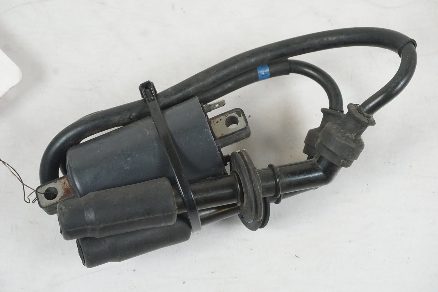 Baksidan på Tändspole från en Suzuki GSX-R 750 -1995 motorcykel.