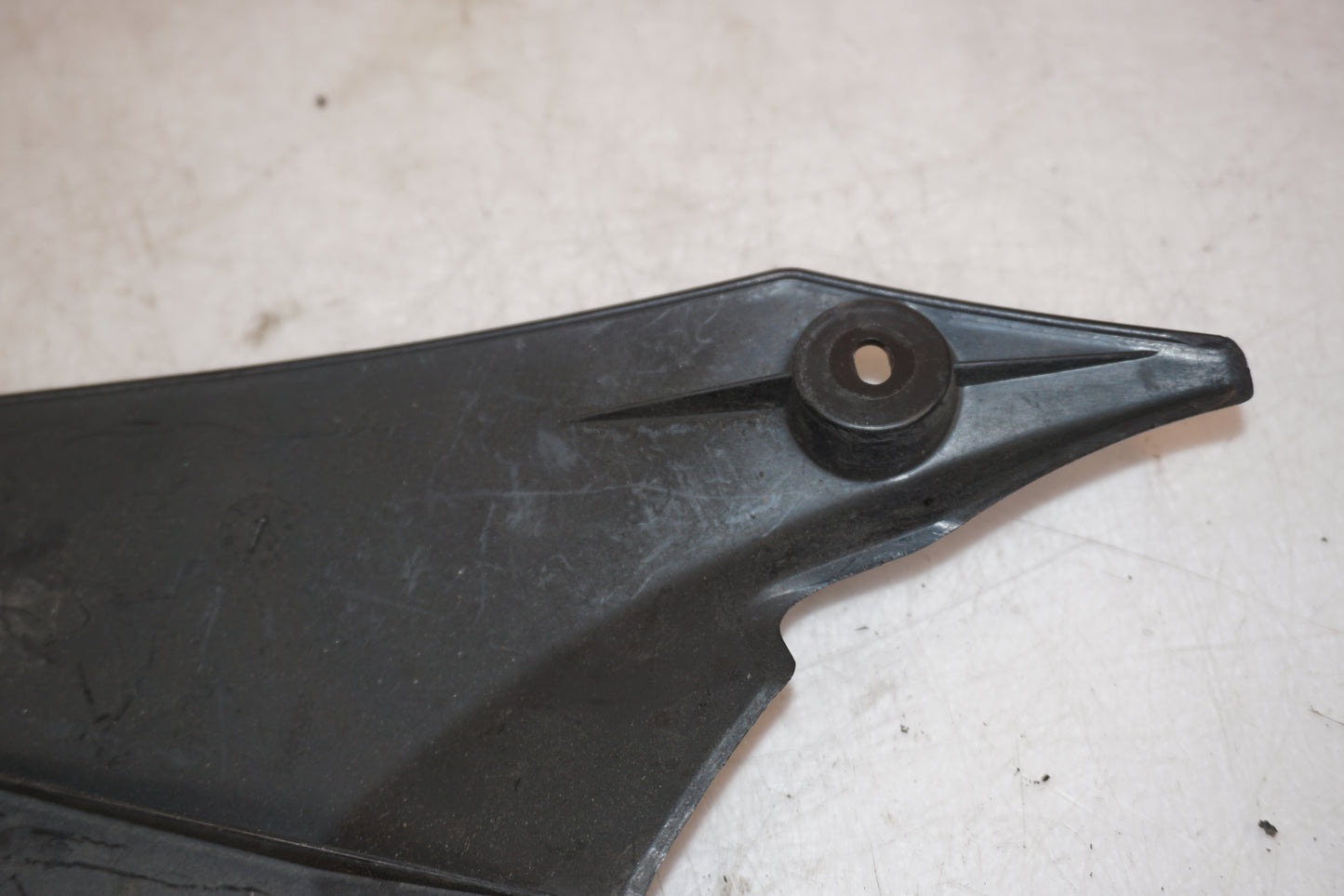 Snett nerifrån på Svingskärm från en Triumph Daytona 675 -2009 motorcykel.