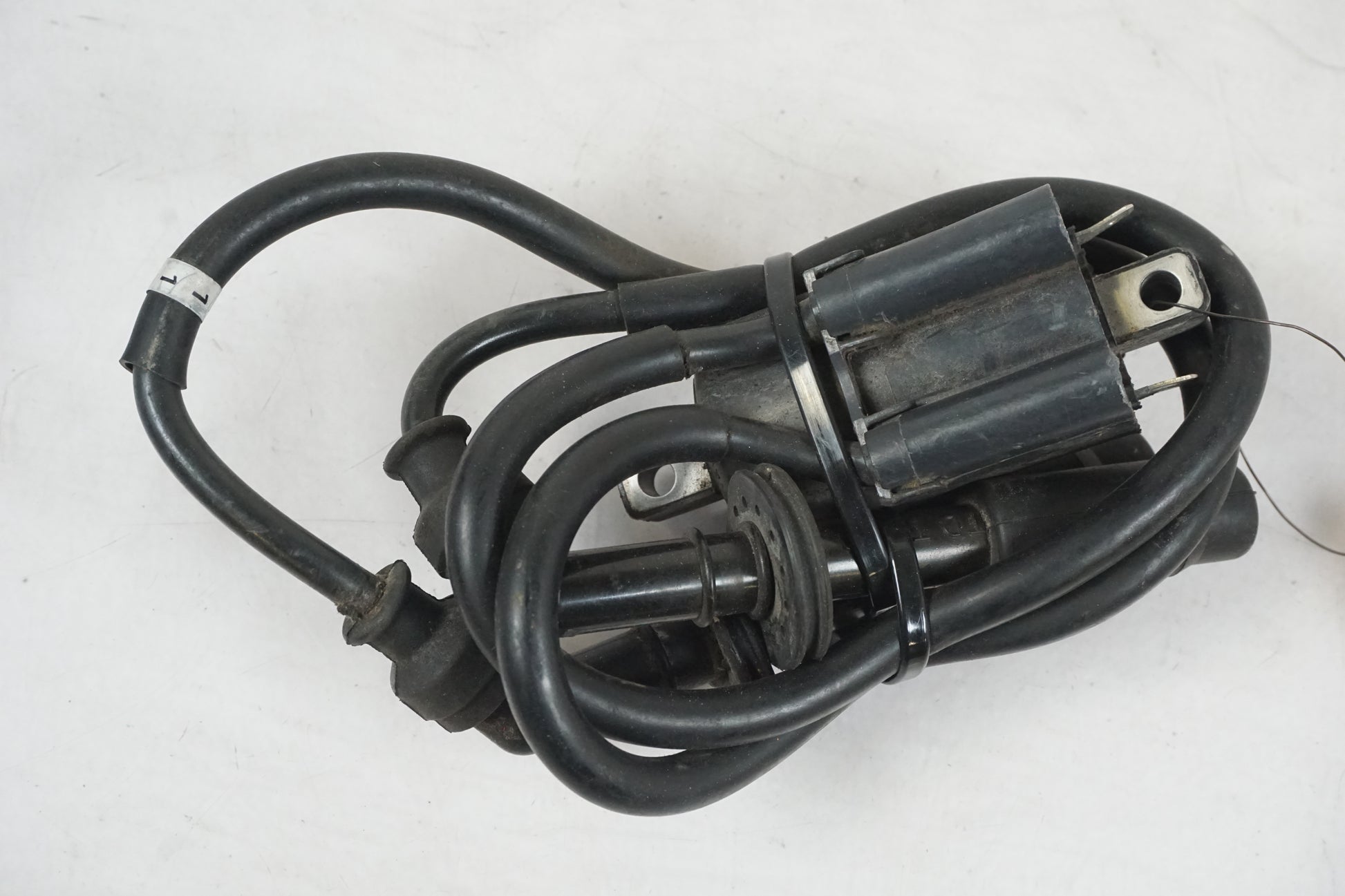 Baksidan på Tändspole från en Suzuki GSX-R 750 -1995 motorcykel.