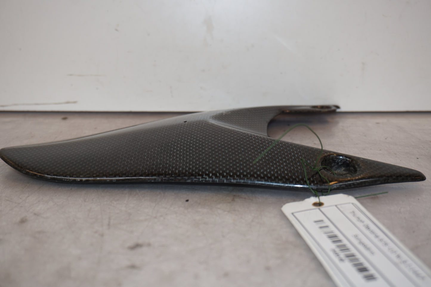 Snett uppifrån på Svingskärm från en Triumph Daytona 675 -2010 motorcykel.