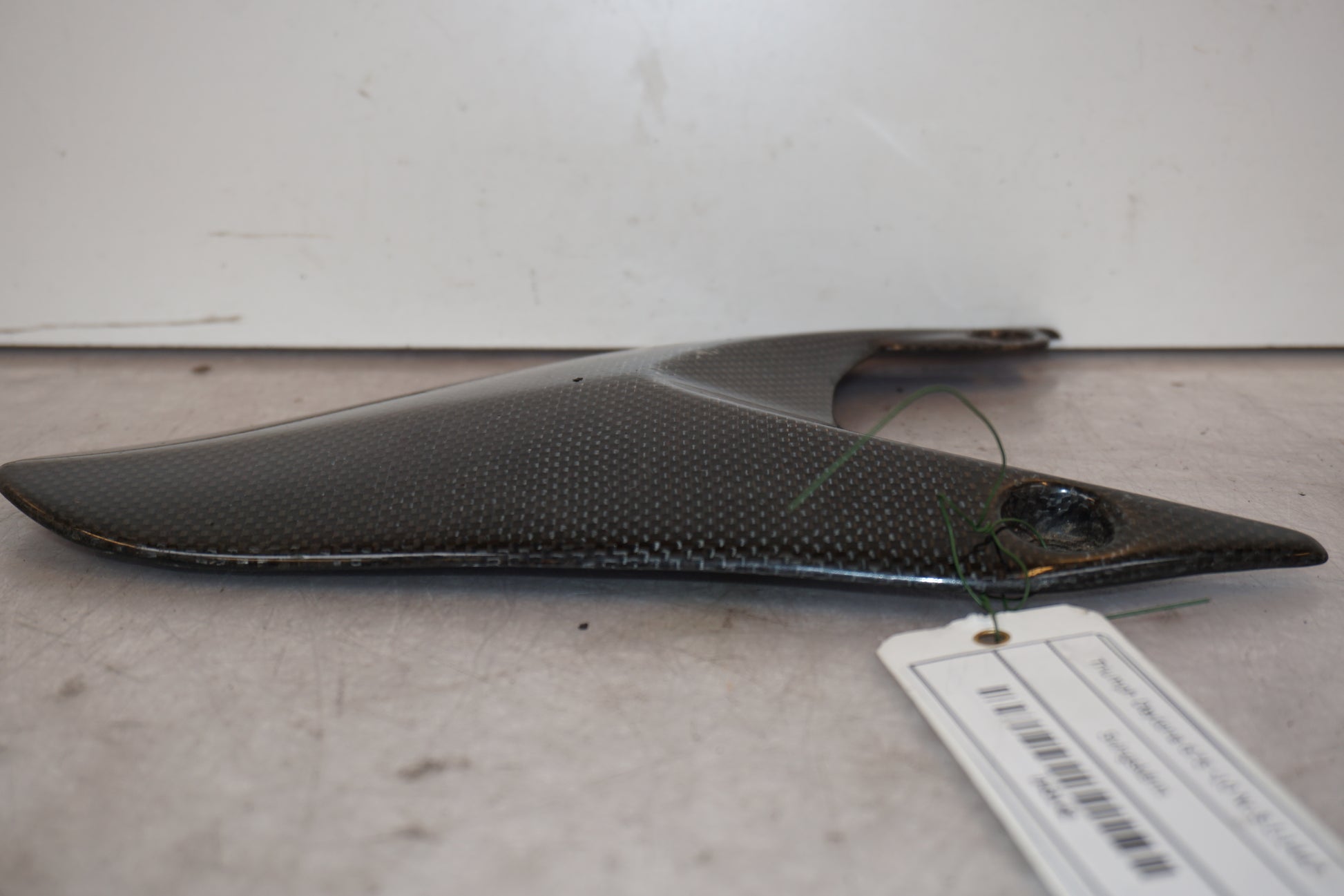 Snett uppifrån på Svingskärm från en Triumph Daytona 675 -2010 motorcykel.