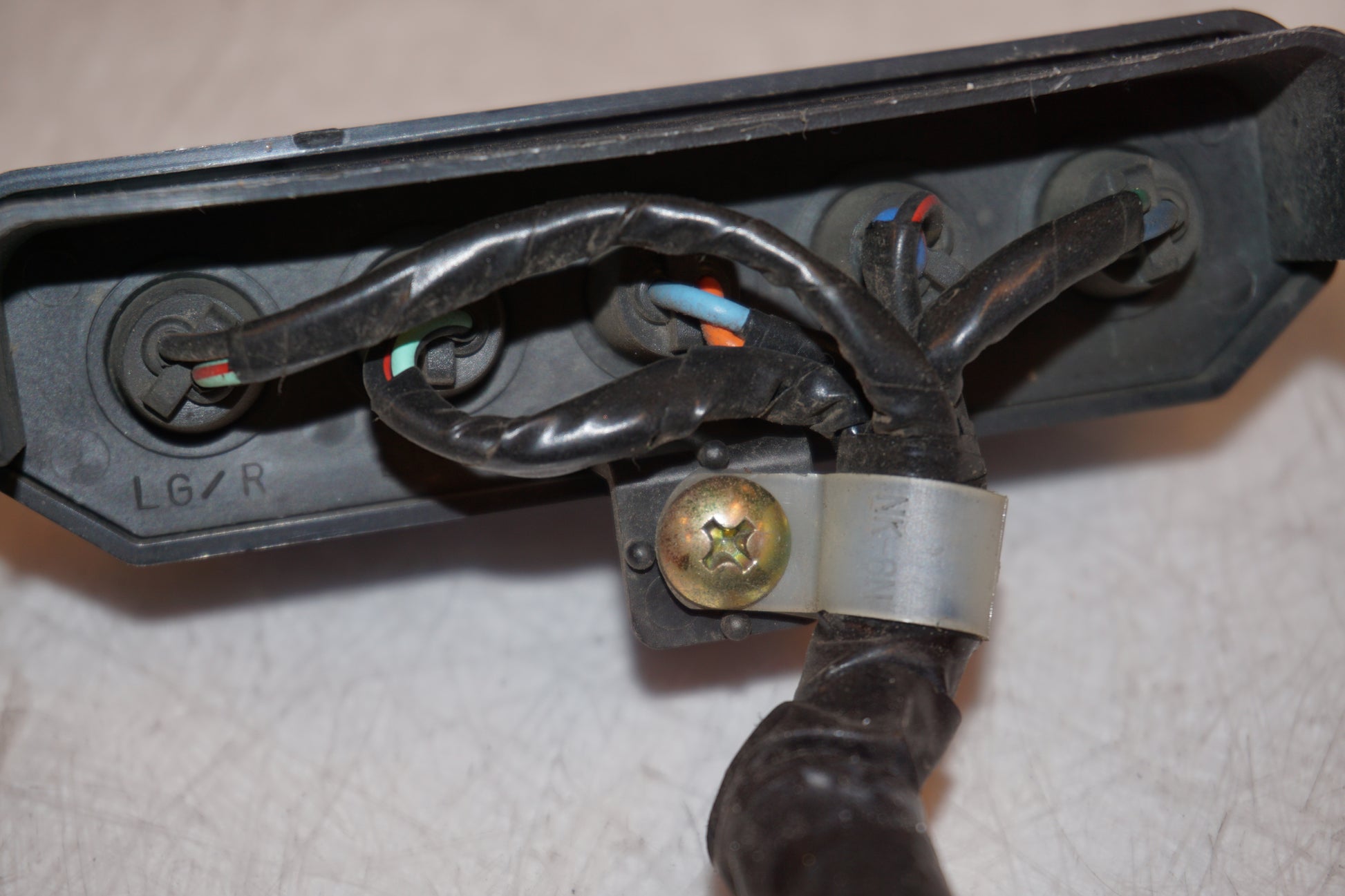 Snett nerifrån på Varningslampinsats från en Honda VT 1100 C -1999 motorcykel.