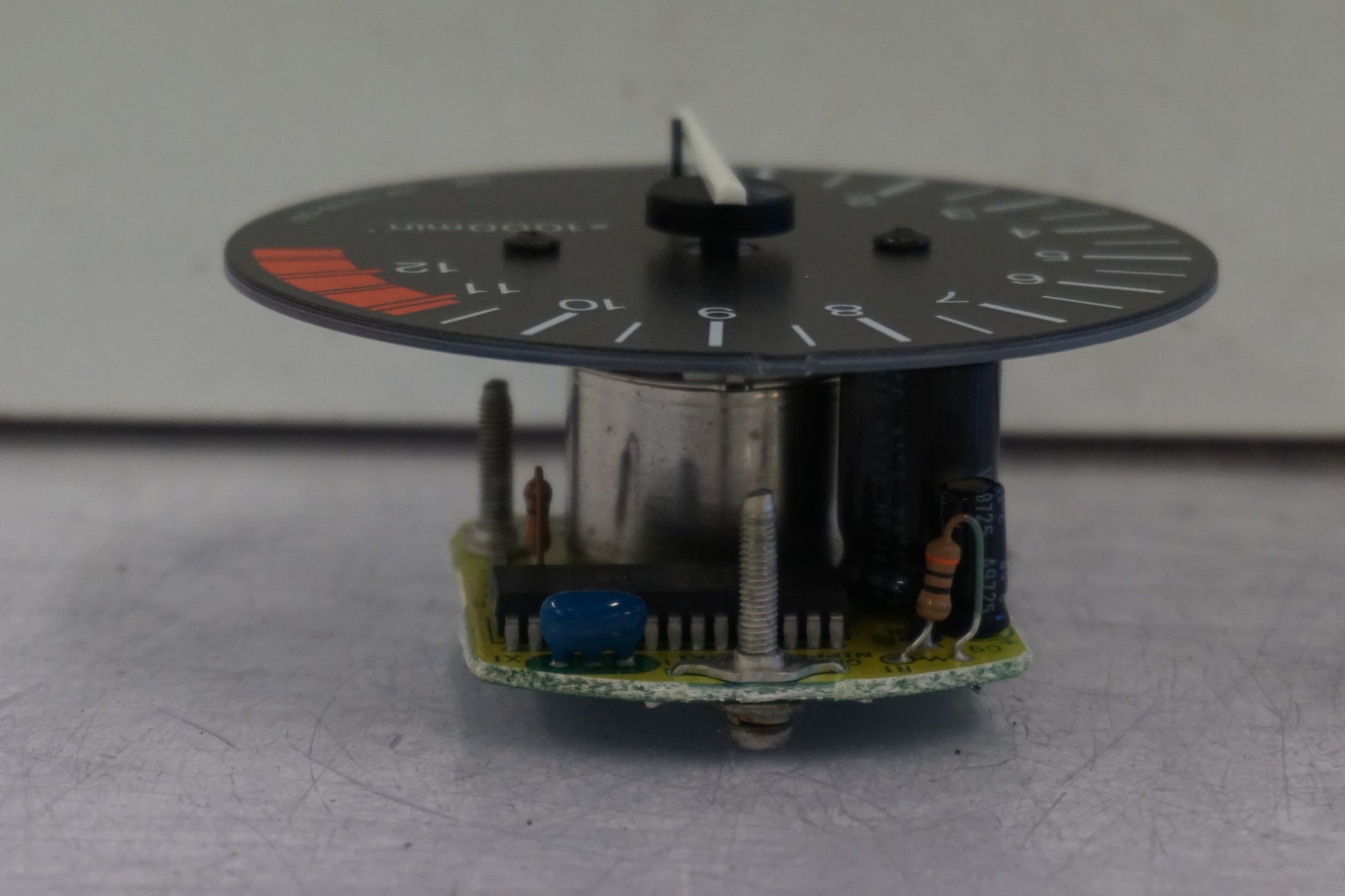 Vänster sida på Varvräknare från en Honda CBR 1100 XX -1998 motorcykel.