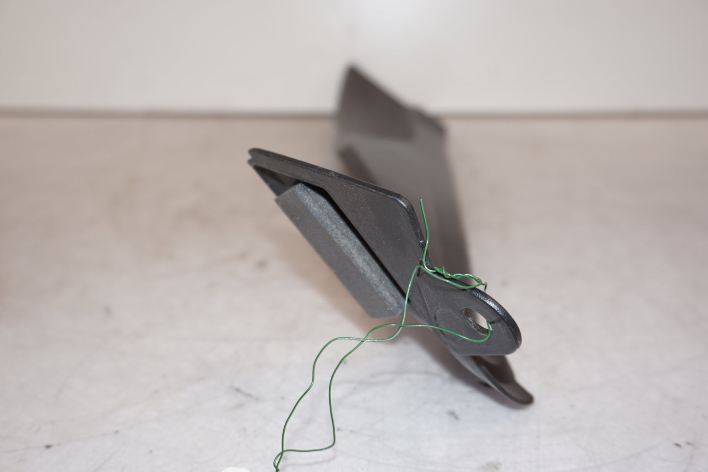 Snett uppifrån på Sidopanel från en Triumph Tiger -2012 motorcykel.