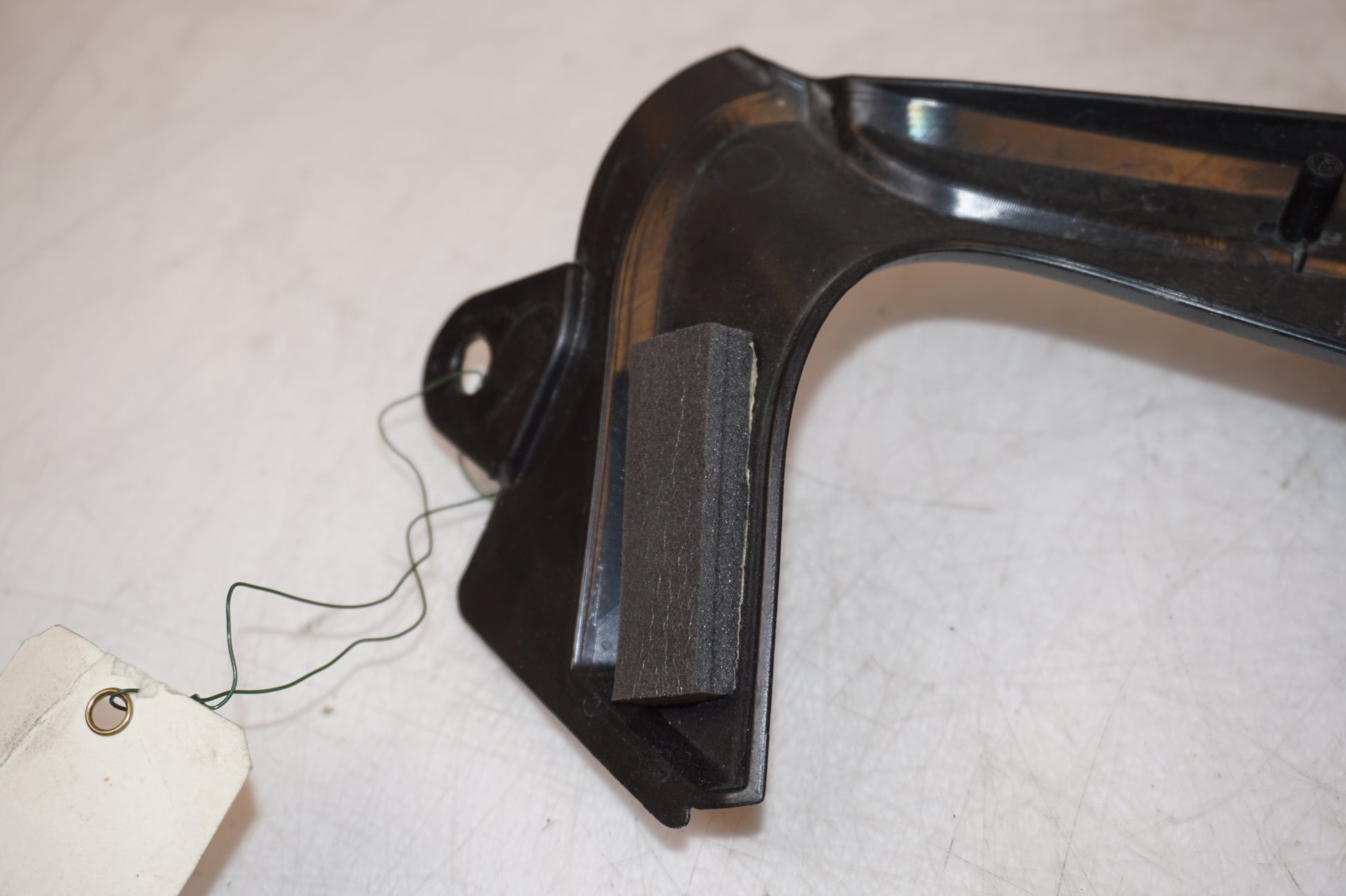 Snett nerifrån på Sidopanel från en Triumph Tiger -2012 motorcykel.