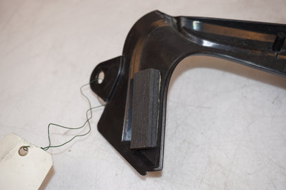 Snett nerifrån på Sidopanel från en Triumph Tiger -2012 motorcykel.